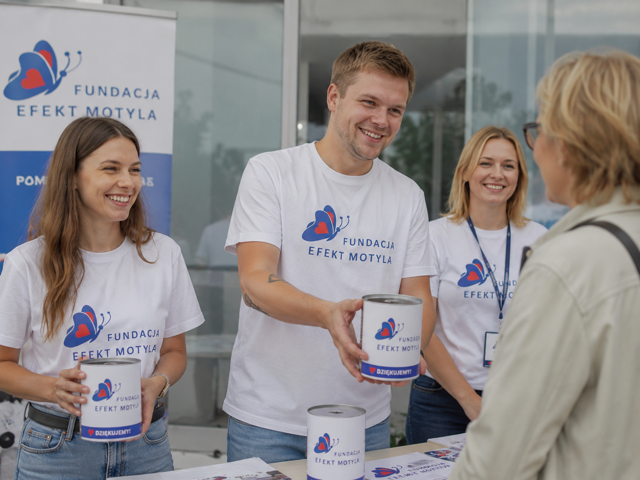 Wolontariusze wspierający podopiecznych fundacji